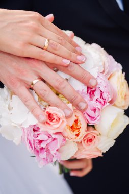 Düğün Çiçeğindeki Eller ve Yüzükler