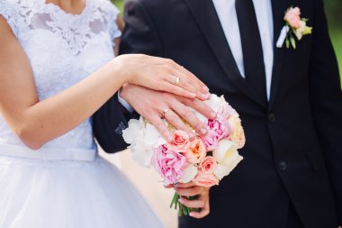 Düğün Çiçeğindeki Eller ve Yüzükler