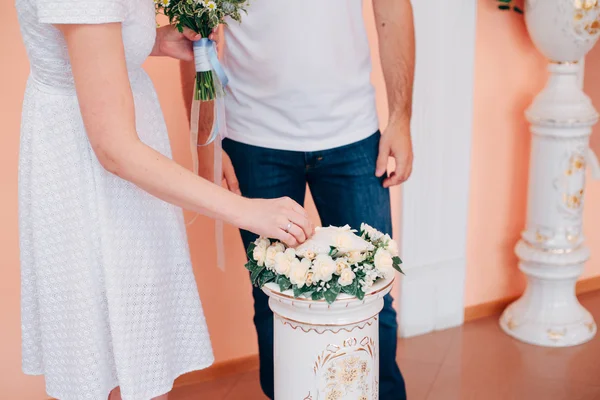 A noiva e o noivo trocam anéis no casamento — Fotografia de Stock