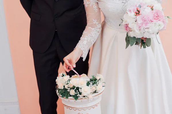 Кольца жениха и невесты на свадьбе — стоковое фото