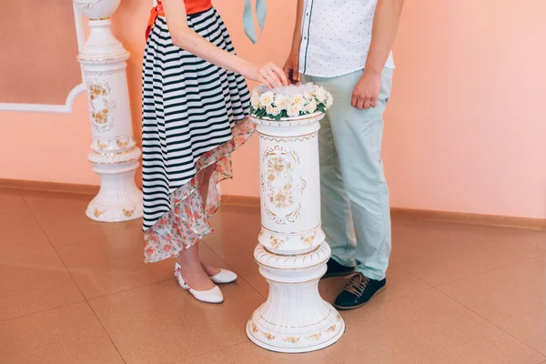 Gli anelli di scambio degli sposi al matrimonio — Foto Stock