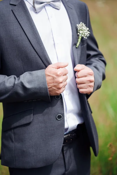 Detalle de moda imagen de un novio usando — Foto de Stock