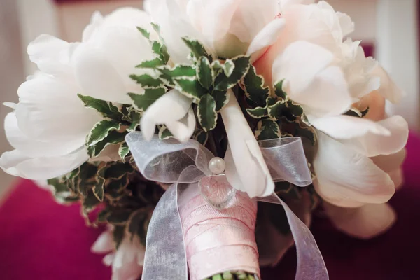 Bouquet sfondo della sposa peonia cremisi — Foto Stock