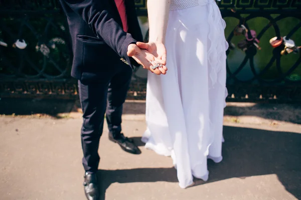 Cerimonia di gettare la chiave sul fiume il giorno del matrimonio — Foto Stock