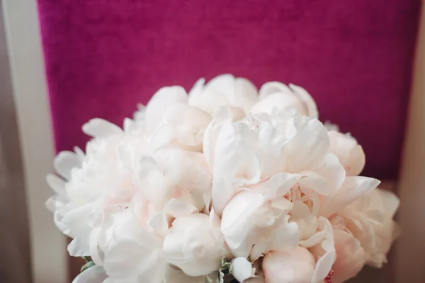 Bouquet de mariée fond cramoisi — Photo