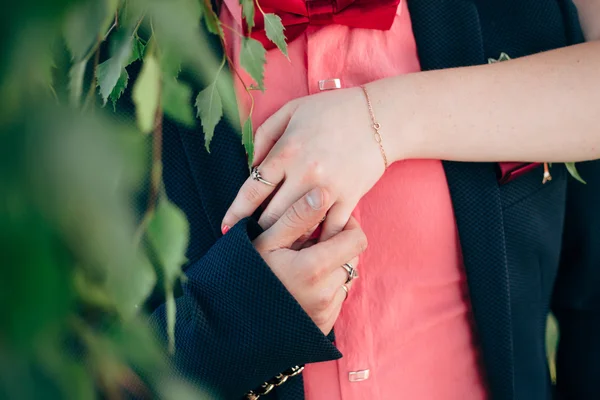 Coppia tenendosi per mano — Foto Stock