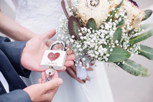 Ceremony of throw the key by river on the wedding day — Stock Photo, Image