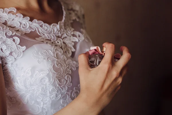 Mulher aplicando perfume em seu pulso — Fotografia de Stock