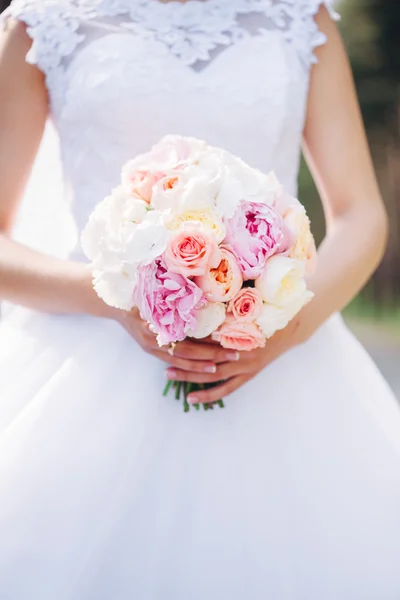 Kytice nevěsty ve svých rukou — Stock fotografie