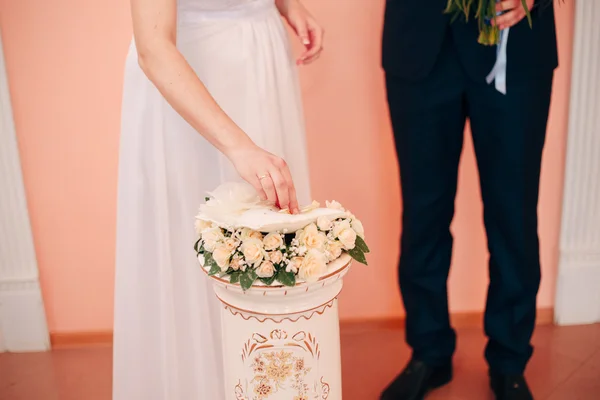 Bruden och brudgummen utbyter ringar på bröllopet — Stockfoto