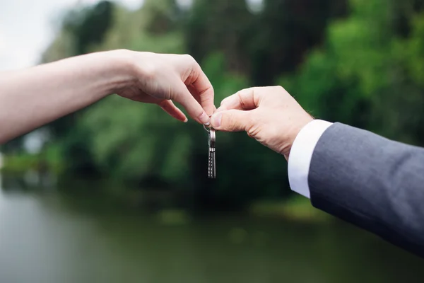 Cerimonia di gettare la chiave sul fiume il giorno del matrimonio — Foto Stock