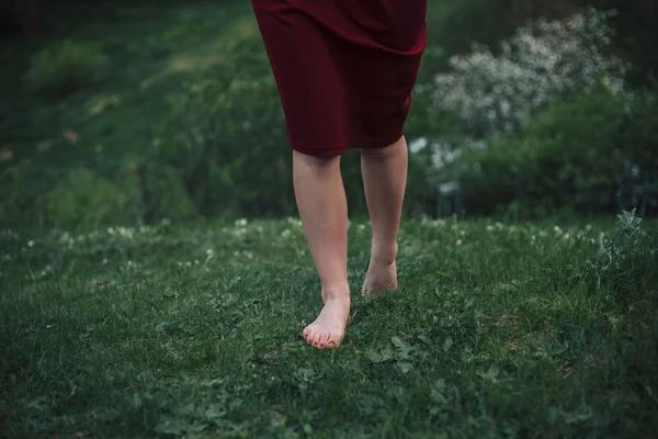 Ragazza in rosso su sfondo verde — Foto Stock