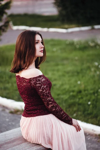 Retrato menina bonita com vestido balbuciante rosa. vintage — Fotografia de Stock