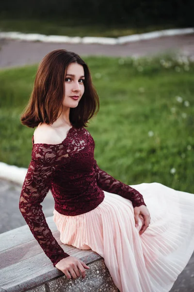 Retrato menina bonita com vestido balbuciante rosa. vintage — Fotografia de Stock