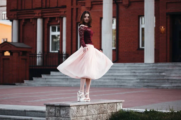 Портрет красивая девушка с розовым трепещущим платьем. винтаж — стоковое фото