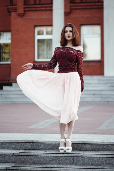 Retrato menina bonita com vestido balbuciante rosa. vintage — Fotografia de Stock