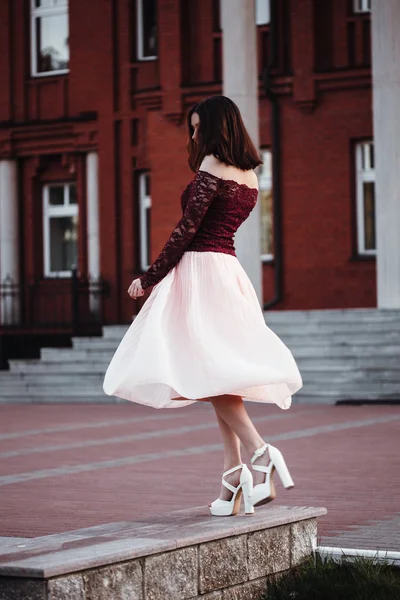 Porträt hübsches Mädchen mit rosa flatterndem Kleid. Jahrgang — Stockfoto