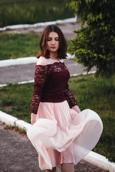 Portret mooi meisje met roze jurk wapperen. Vintage — Stockfoto
