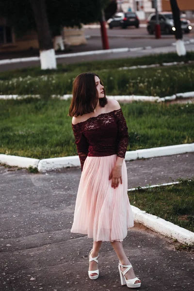 Retrato menina bonita com vestido balbuciante rosa. vintage — Fotografia de Stock