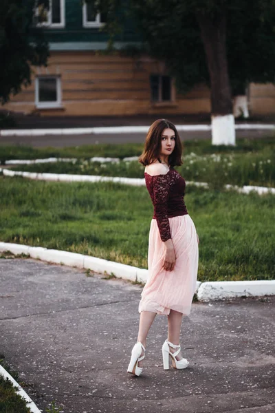 Retrato menina bonita com vestido balbuciante rosa. vintage — Fotografia de Stock