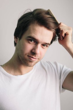 sağlıklı saç tarak tutan adamla