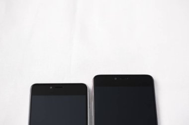 Beyaz arka plan üzerinde modern akıllı telefonlar