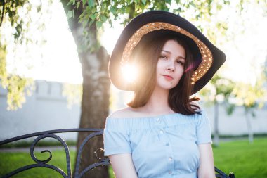 Bir kızın moda portresi.