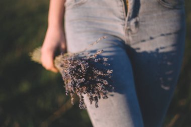 Lavanta ve gün batımı ışınları rüya bir buket ile güzel genç kadın