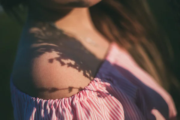 Gyönyörű fiatal nő, egy csokor levendula és naplemente sugaraiban álmodik — Stock Fotó