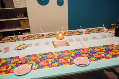 Güzel kız için dekore tablo doğum günü