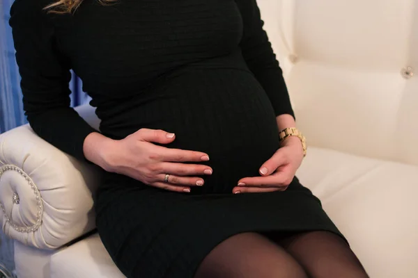 Schwangere Geschäftsfrau fühlt sich bei Büroarbeit krank — Stockfoto