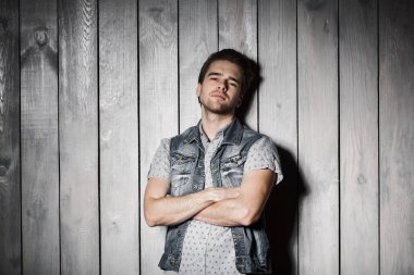 Zarif genç adam. Studio moda portre.