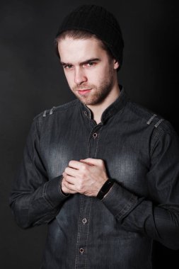 Zarif genç adam. Studio moda portre.