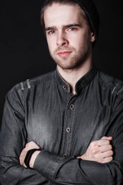 Zarif genç adam. Studio moda portre.