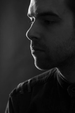 Zarif genç adam. Studio moda portre.