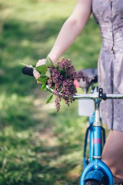Vitage kız binmek bisiklet çiçekli