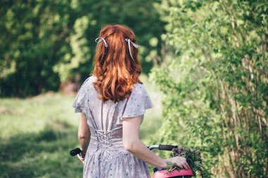 Vitage kız binmek bisiklet çiçekli