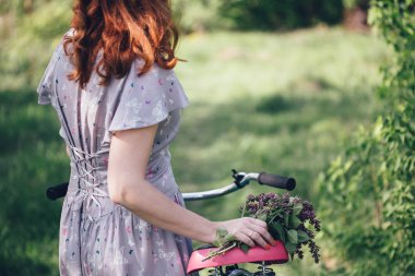 Vitage kız binmek bisiklet çiçekli