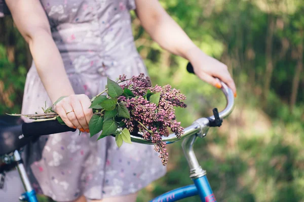 Vitage kız binmek bisiklet çiçekli