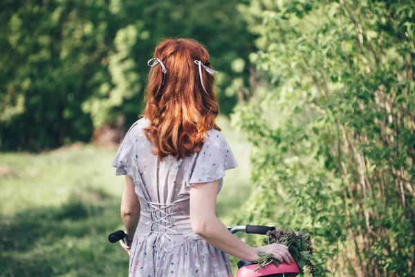 Vitage kız binmek bisiklet çiçekli