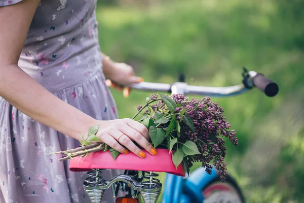 Vitage kız binmek bisiklet çiçekli