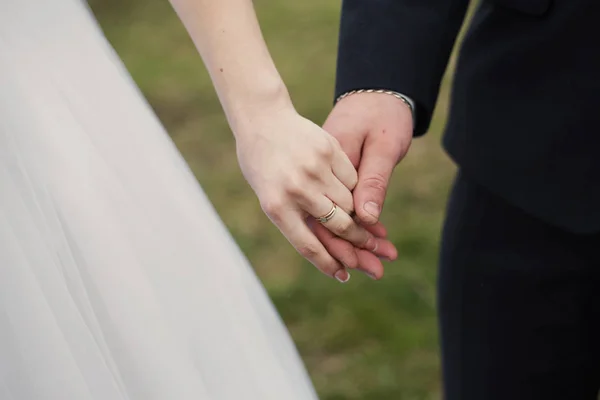 Par hålla händerna ihop romantisk kärlek koncept — Stockfoto