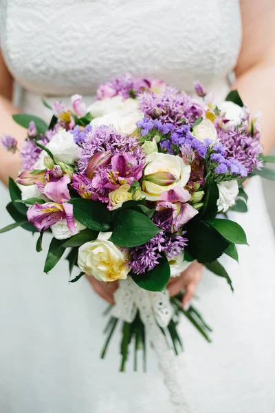 Bouquet de mariage et détail bague — Photo