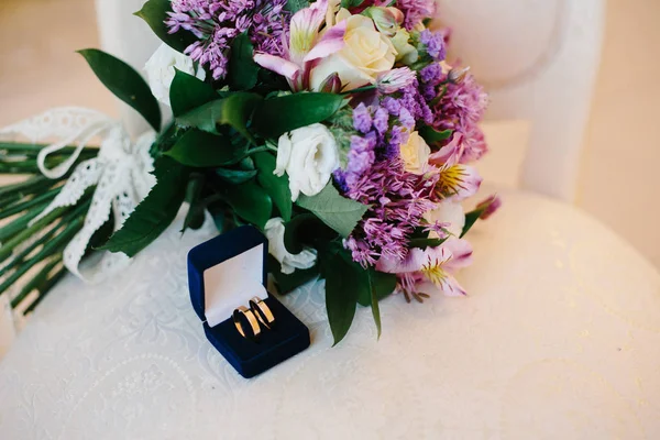 Bouquet de mariage et détail bague — Photo