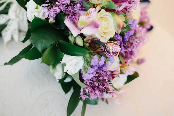 Hochzeitsstrauß und Ring Detail — Stockfoto