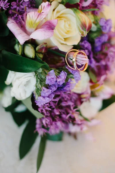 Bouquet de mariage et détail bague — Photo