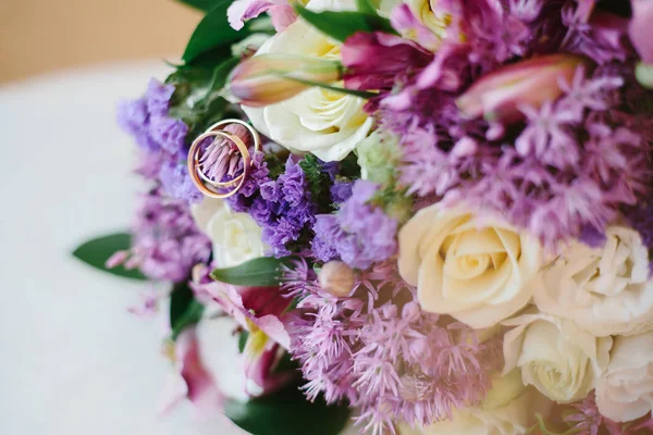 Esküvői csokor és a gyűrű részletesen — Stock Fotó