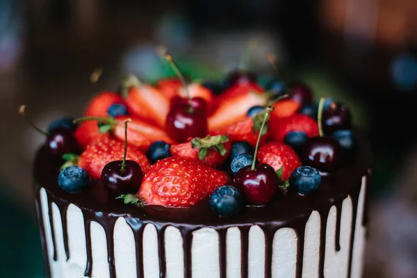 Een traditionele en decoratieve wedding cake met vruchten — Stockfoto