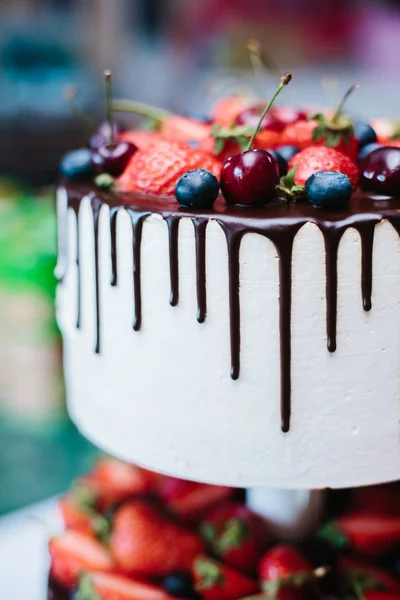 Een traditionele en decoratieve wedding cake met vruchten — Stockfoto