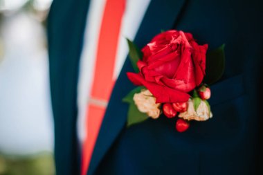 Yaka üzerinde damat yaka çiçeği